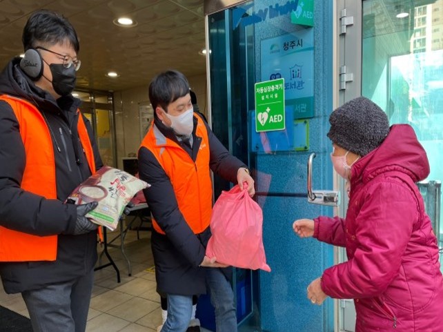 [보도]㈜네패스, 지역사회 저소득 어르신들에게 설 명절 특별식 지원과 봉사 진행 이미지1